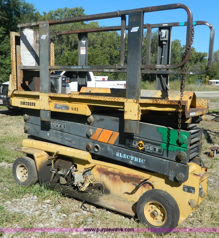 image for item AD9980 Grove SM2633F scissor lift