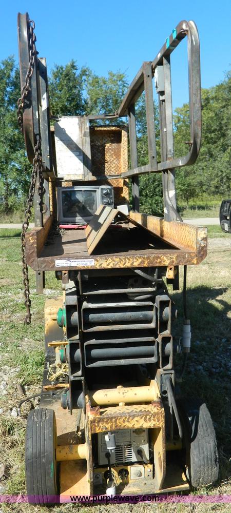 image for item AD9980 Grove SM2633F scissor lift