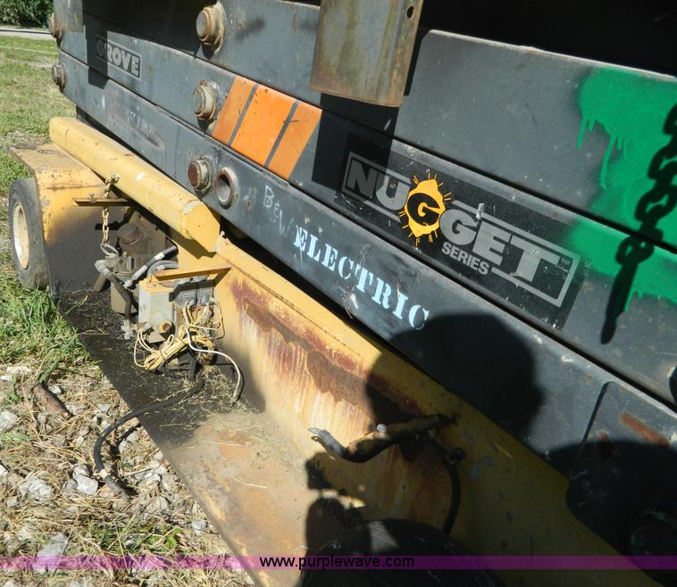 image for item AD9980 Grove SM2633F scissor lift