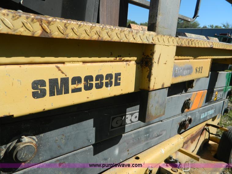 image for item AD9980 Grove SM2633F scissor lift