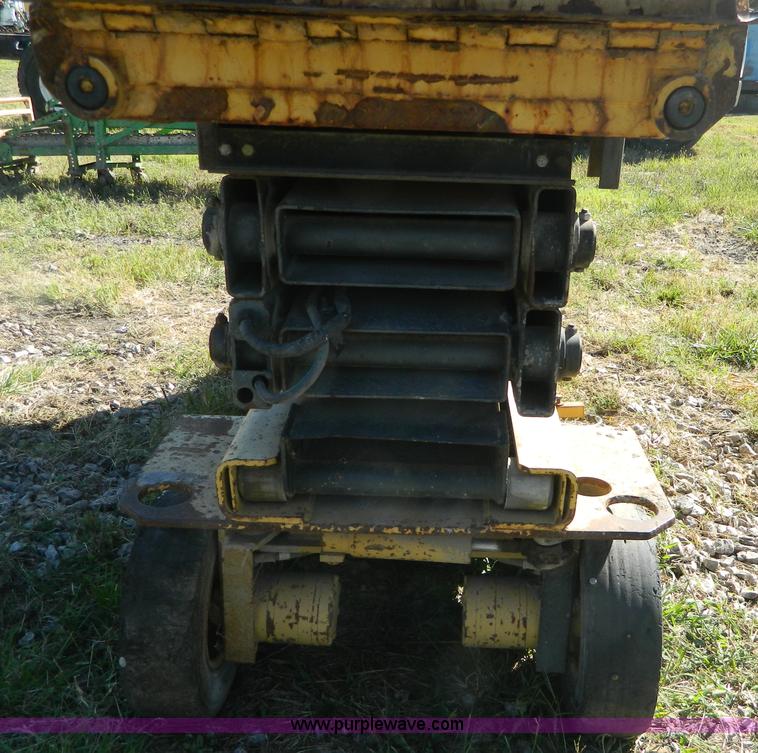 image for item AD9980 Grove SM2633F scissor lift