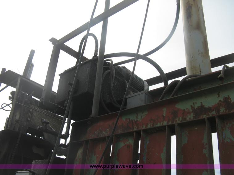 image for item AV9106 Industrial baler