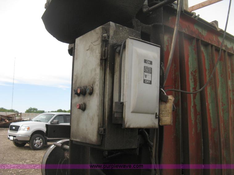 image for item AV9106 Industrial baler