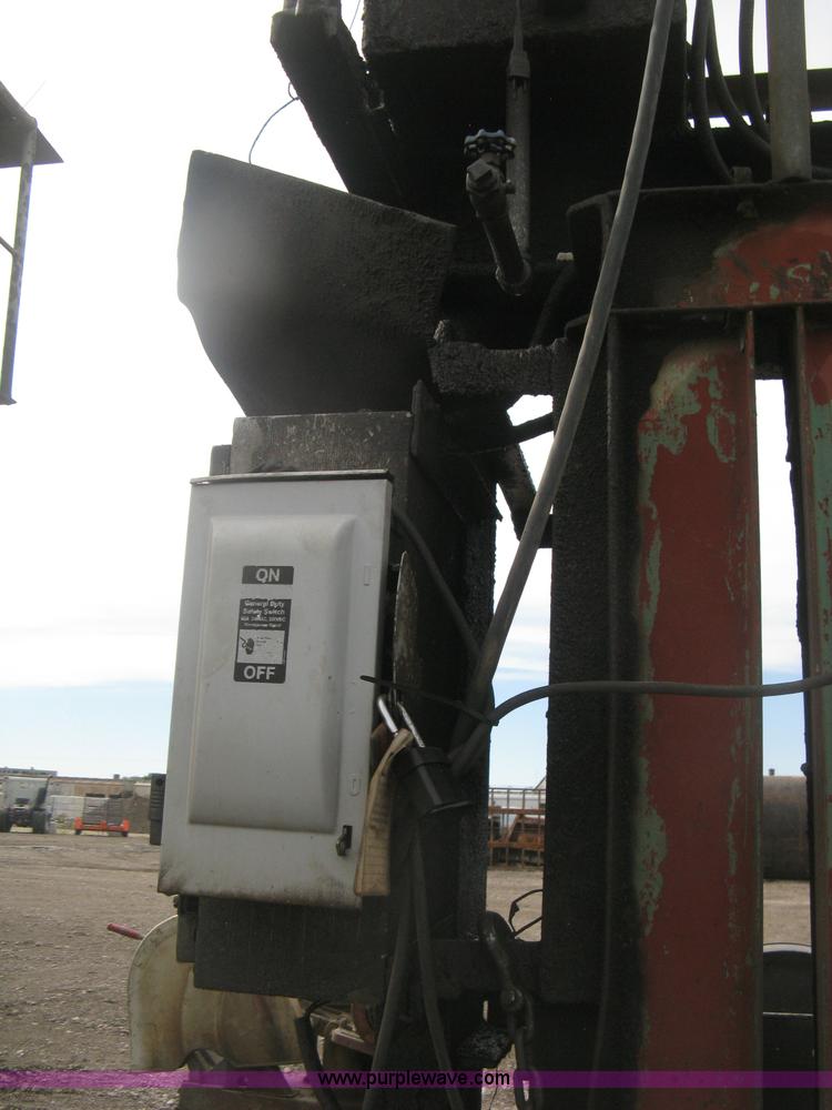 image for item AV9106 Industrial baler