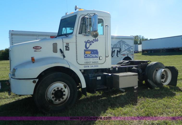image for item AZ9117 2001 Peterbilt 330 semi truck