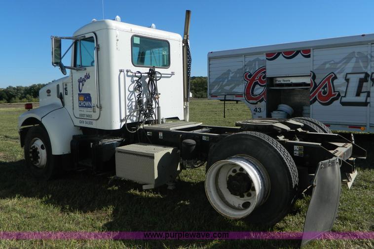 image for item AZ9117 2001 Peterbilt 330 semi truck
