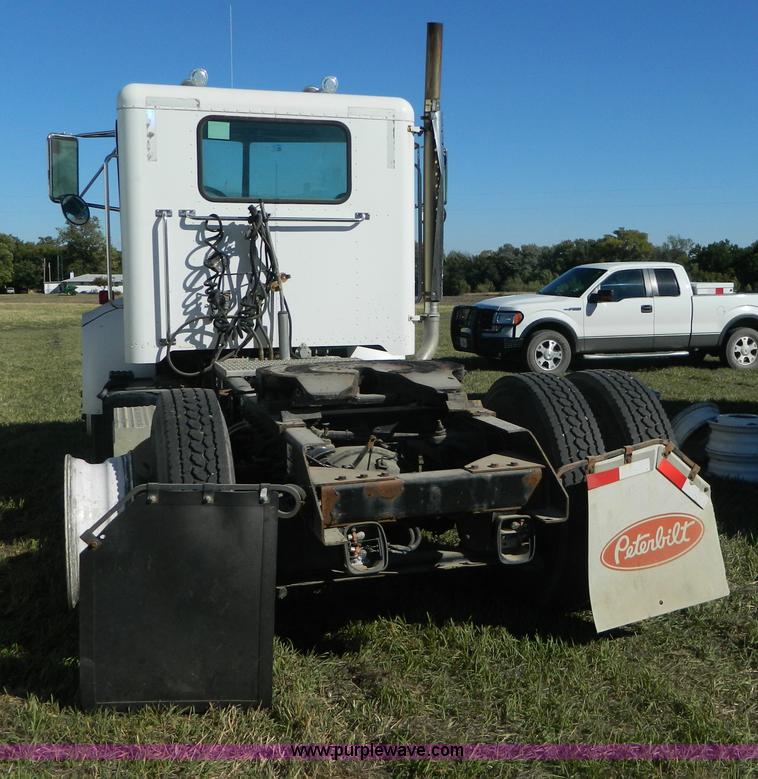 image for item AZ9117 2001 Peterbilt 330 semi truck