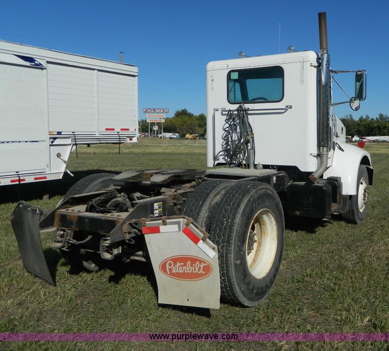 image for item AZ9117 2001 Peterbilt 330 semi truck