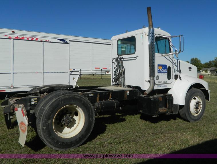 image for item AZ9117 2001 Peterbilt 330 semi truck