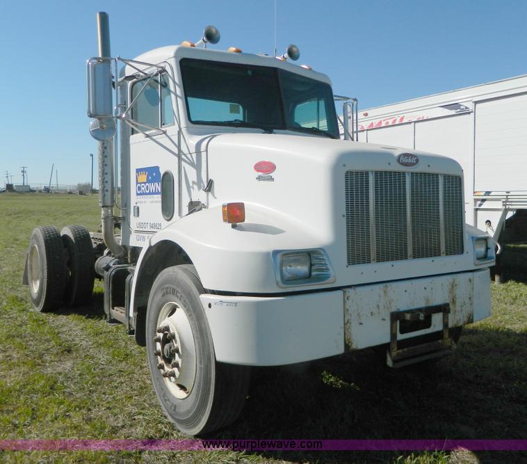 image for item AZ9117 2001 Peterbilt 330 semi truck
