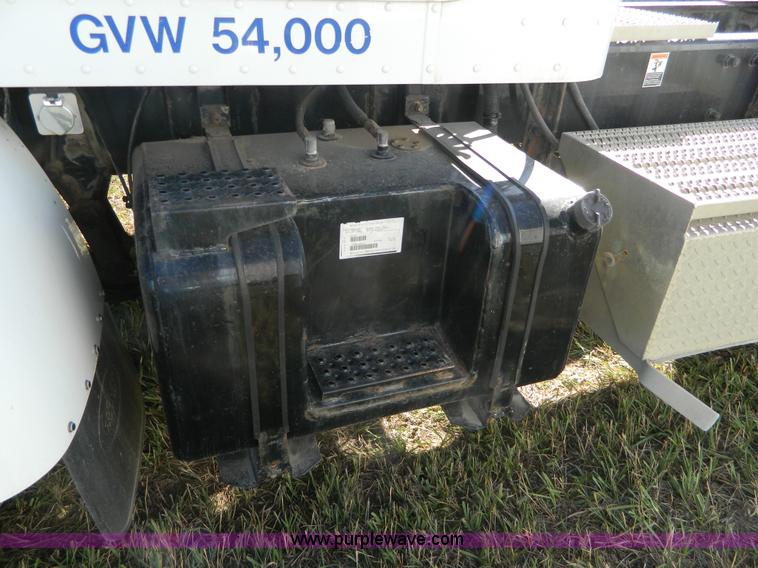 image for item AZ9117 2001 Peterbilt 330 semi truck