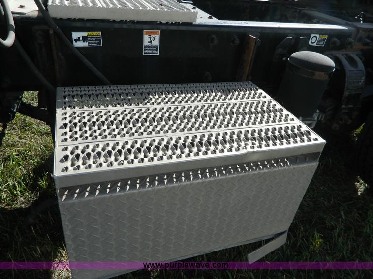 image for item AZ9117 2001 Peterbilt 330 semi truck