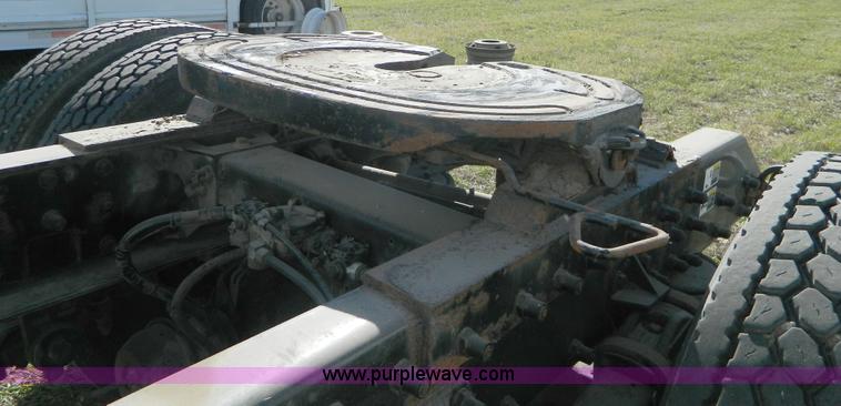 image for item AZ9117 2001 Peterbilt 330 semi truck