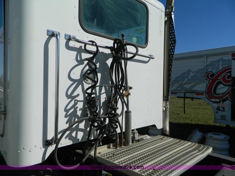 image for item AZ9117 2001 Peterbilt 330 semi truck