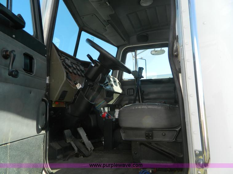 image for item AZ9117 2001 Peterbilt 330 semi truck