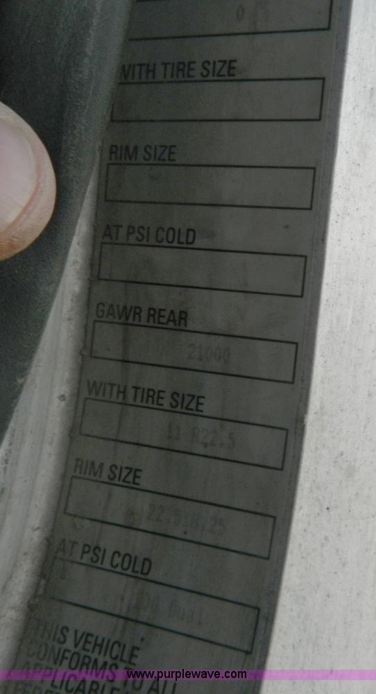 image for item AZ9117 2001 Peterbilt 330 semi truck