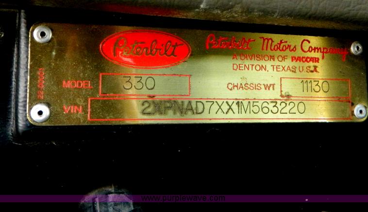 image for item AZ9117 2001 Peterbilt 330 semi truck