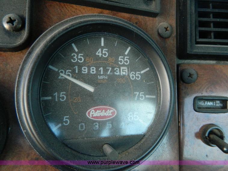 image for item AZ9117 2001 Peterbilt 330 semi truck