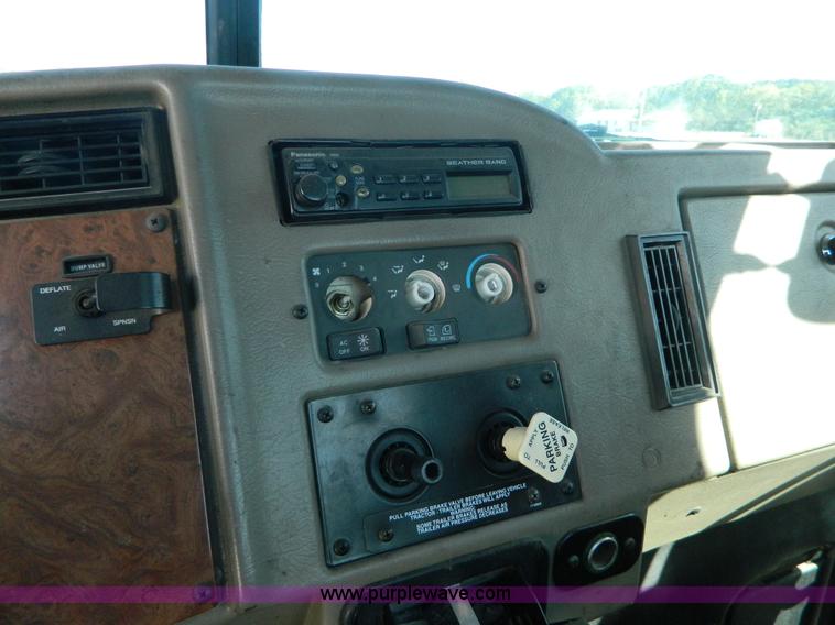 image for item AZ9117 2001 Peterbilt 330 semi truck