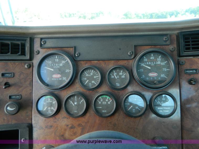 image for item AZ9117 2001 Peterbilt 330 semi truck
