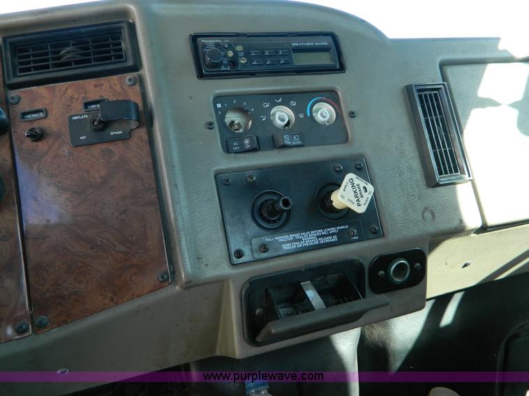 image for item AZ9117 2001 Peterbilt 330 semi truck