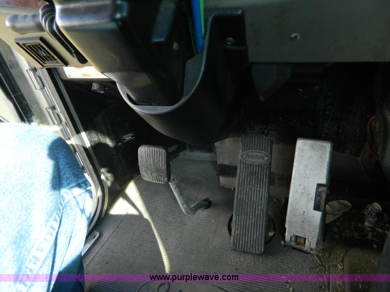 image for item AZ9117 2001 Peterbilt 330 semi truck