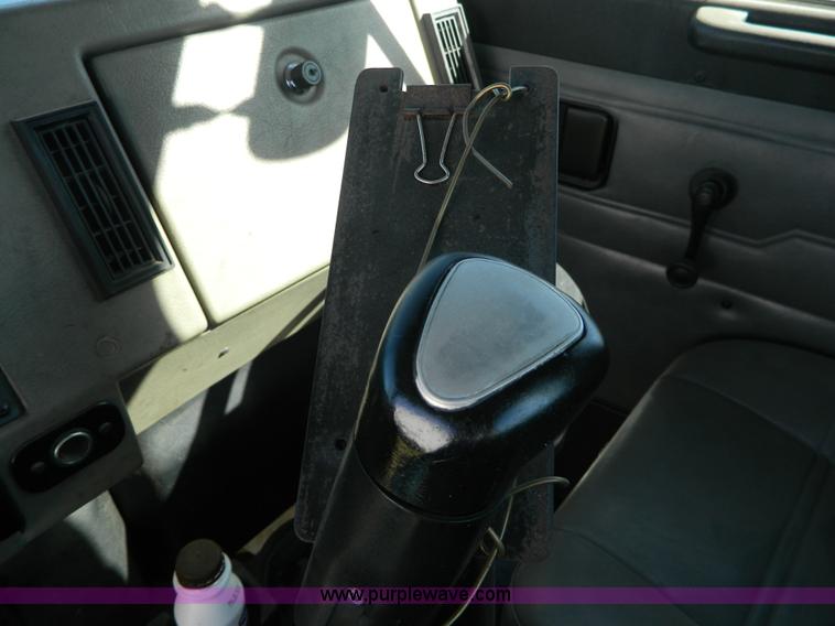 image for item AZ9117 2001 Peterbilt 330 semi truck