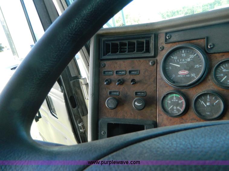 image for item AZ9117 2001 Peterbilt 330 semi truck