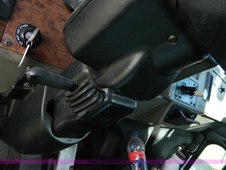 image for item AZ9117 2001 Peterbilt 330 semi truck