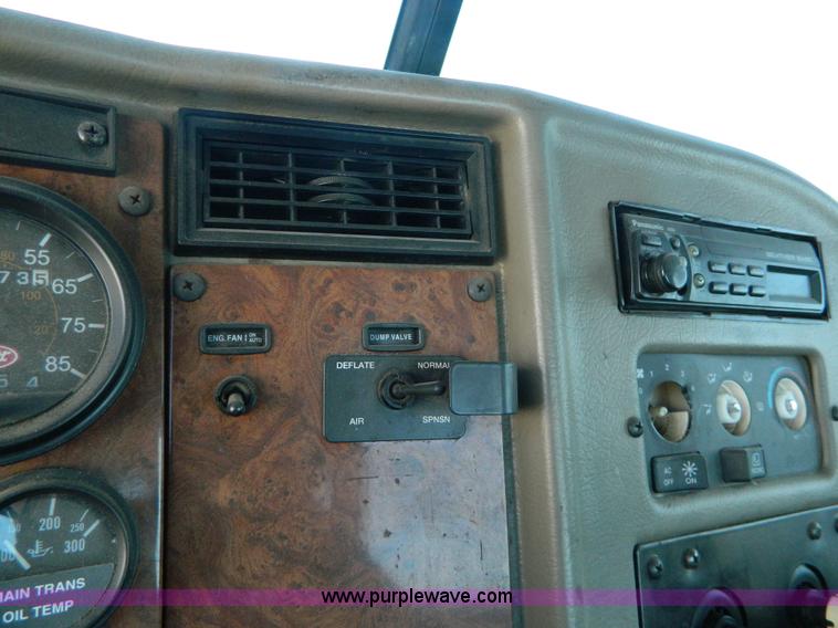 image for item AZ9117 2001 Peterbilt 330 semi truck