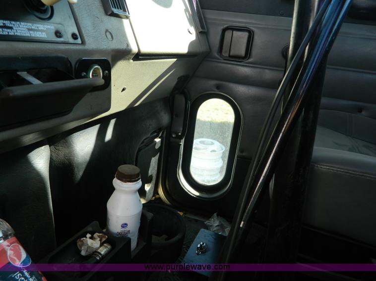 image for item AZ9117 2001 Peterbilt 330 semi truck