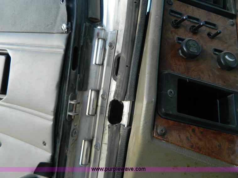 image for item AZ9117 2001 Peterbilt 330 semi truck