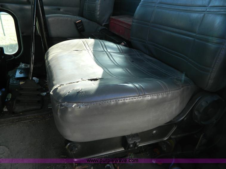 image for item AZ9117 2001 Peterbilt 330 semi truck