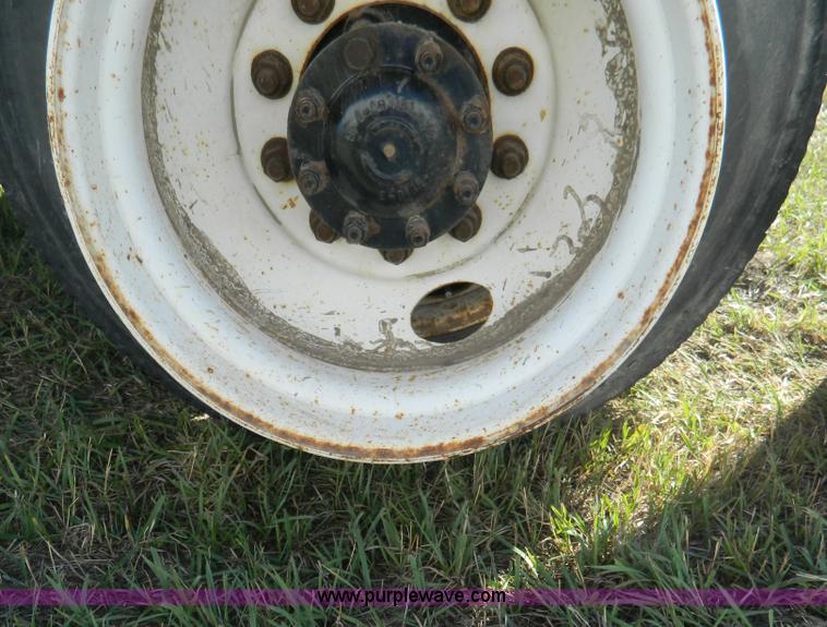 image for item AZ9117 2001 Peterbilt 330 semi truck