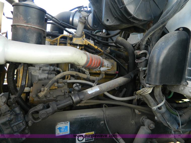 image for item AZ9117 2001 Peterbilt 330 semi truck