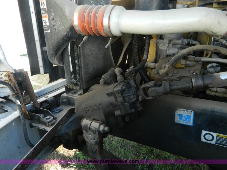 image for item AZ9117 2001 Peterbilt 330 semi truck