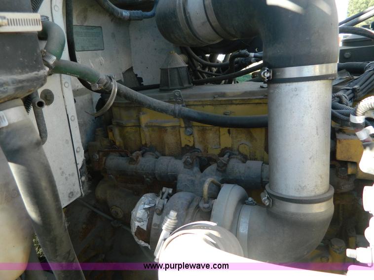 image for item AZ9117 2001 Peterbilt 330 semi truck