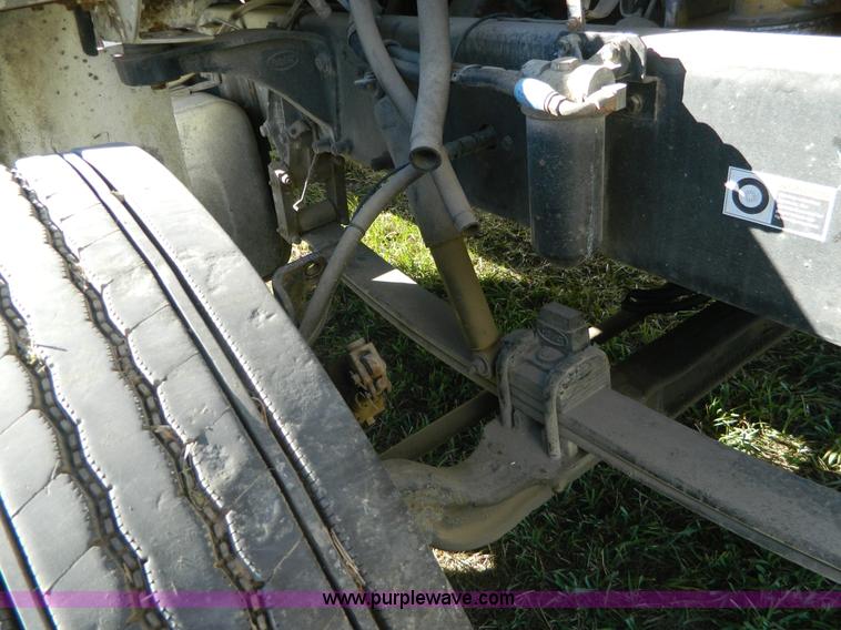 image for item AZ9117 2001 Peterbilt 330 semi truck