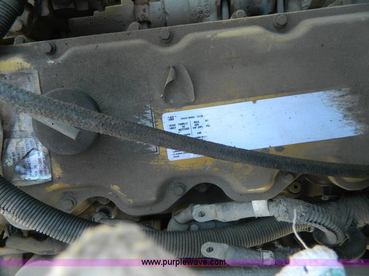 image for item AZ9117 2001 Peterbilt 330 semi truck