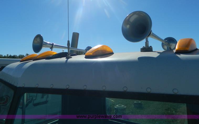 image for item AZ9117 2001 Peterbilt 330 semi truck