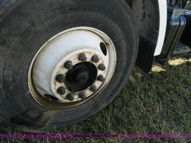 image for item AZ9117 2001 Peterbilt 330 semi truck