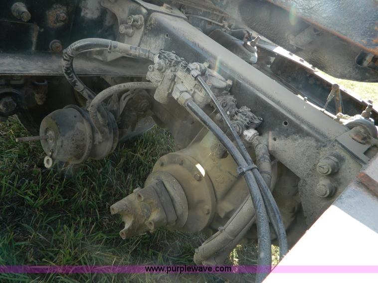 image for item AZ9117 2001 Peterbilt 330 semi truck