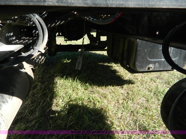 image for item AZ9117 2001 Peterbilt 330 semi truck