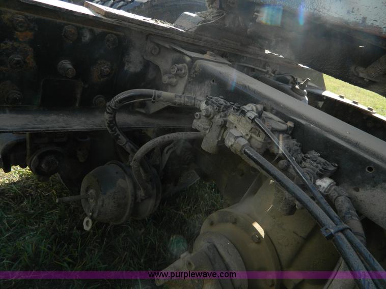 image for item AZ9117 2001 Peterbilt 330 semi truck