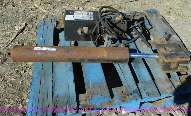 image for item AZ9129 12V electric over hydraulic ram