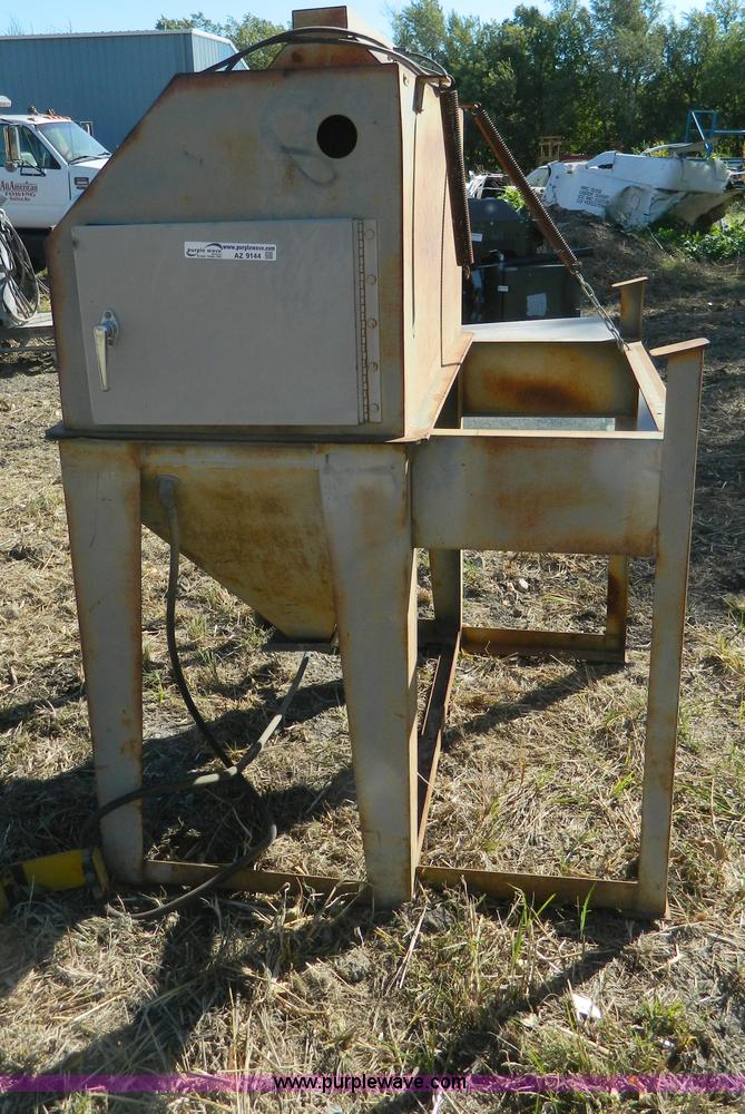 image for item AZ9144 Econoline cabinet sandblaster