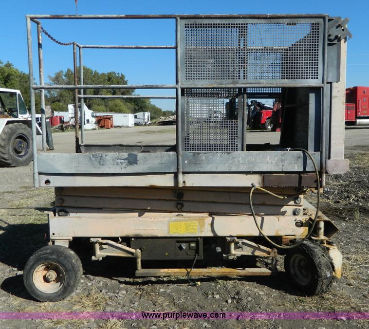 image for item AZ9154 Mec 220 scissor lift