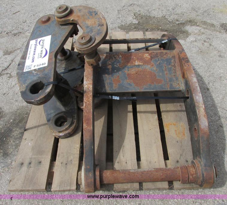 image for item F5240 Amulet backhoe clamp mechanical thumb