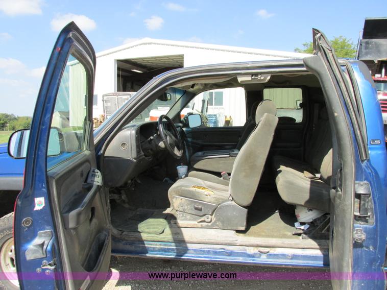 image for item F5282 2003 Chevrolet Silverado 2500HD LS Z71 Ext. Cab pickup truck
