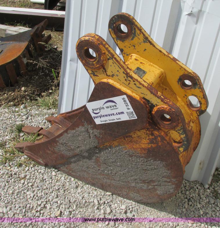 image for item F5285 John Deere 310 backhoe bucket